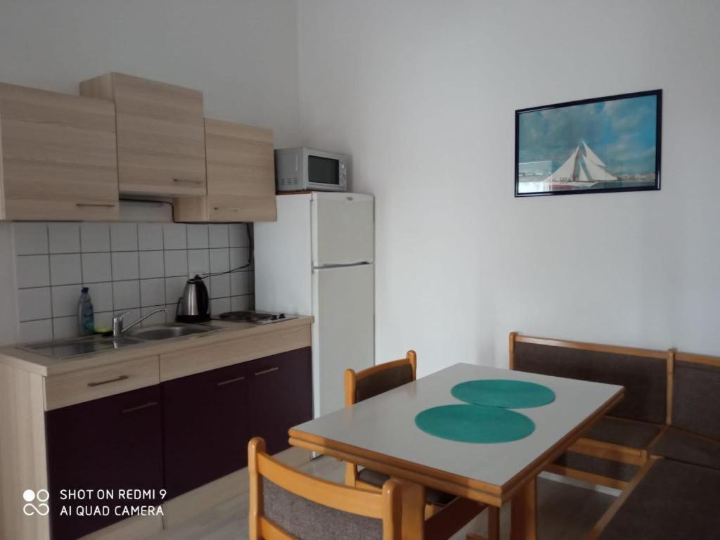 Apartments Triton Рогозница Екстериор снимка